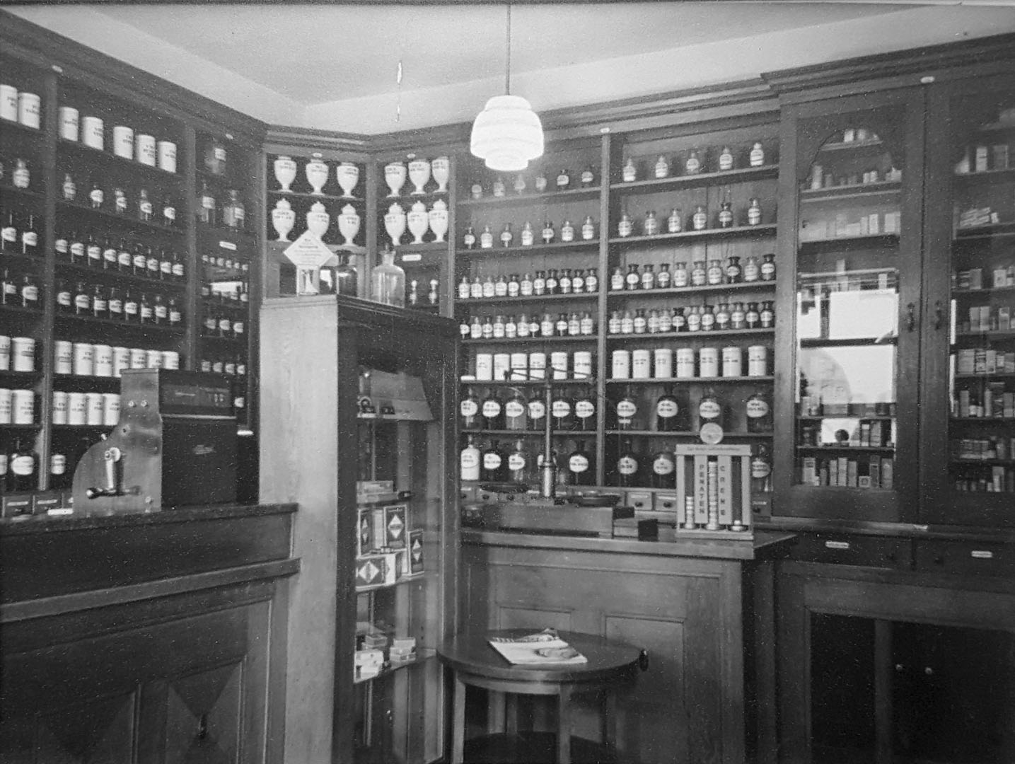 Innenansicht & Arzneigläser (1936)